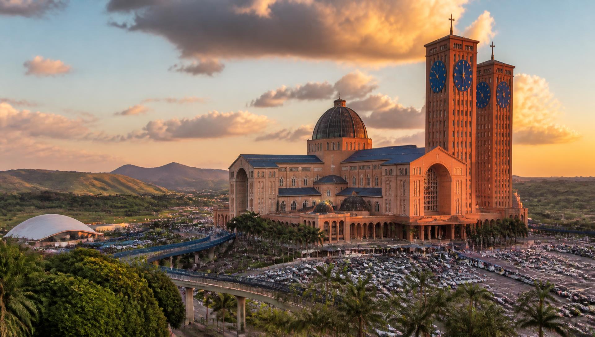 Santuário Nacional de Aparecida ao entardecer